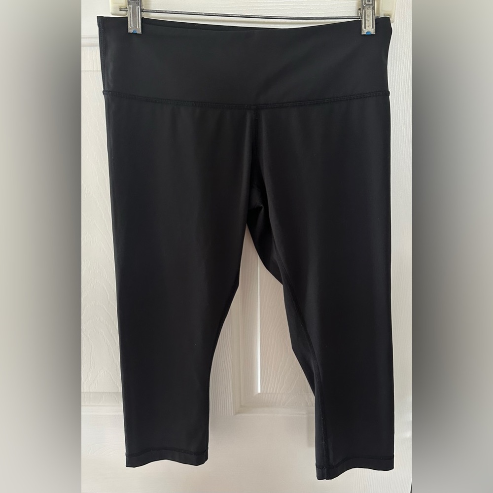 Lululemon Cropped Leggings in Black - Size 8